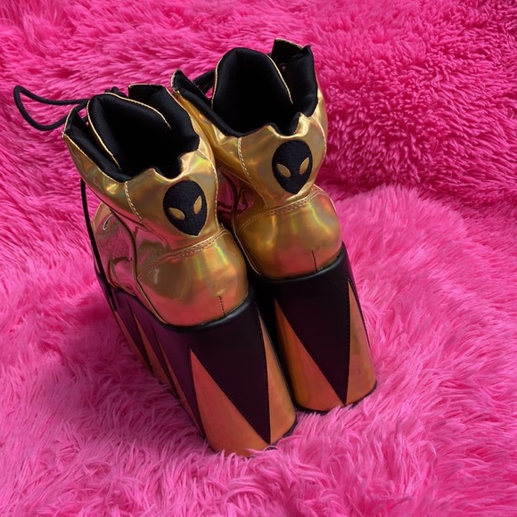 Y Ru Qozmo Politan gold holographic embroidered alien 4” platforms EU 41 US 10 - Picture 4 of 14